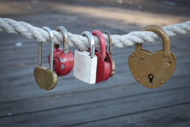 love locks rope