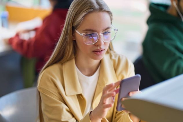 gen z girl shopping online